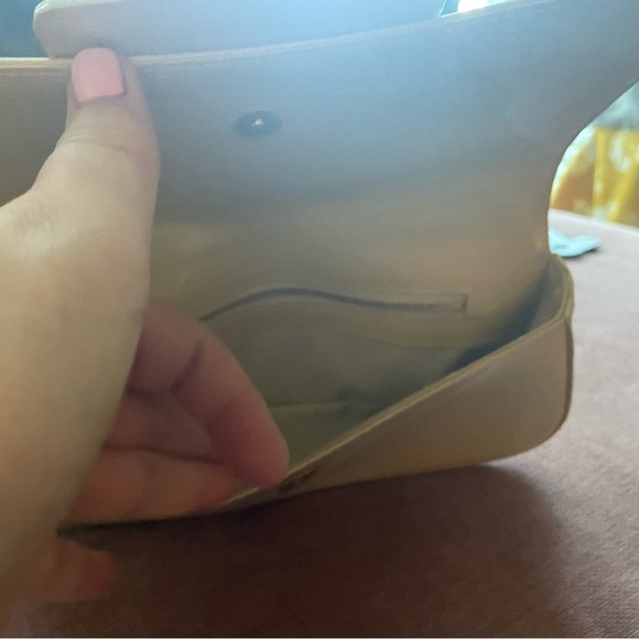 Louis Vuitton Yellow Vernis Sobe ClutchVGUC- PRICE DROPPED! - Picture 6 of 12